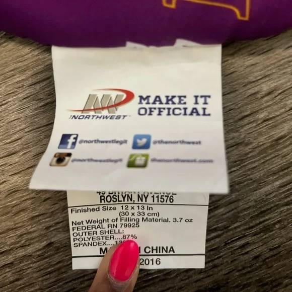 COPY - Official Lakers airplane neck pillow - Picture 2 of 4